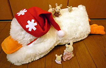 人気のクリスマスアイテムがいっぱい！ ニトリ「抱き枕 ダック次女」 - のりこのお部屋 ぬいぐるみ