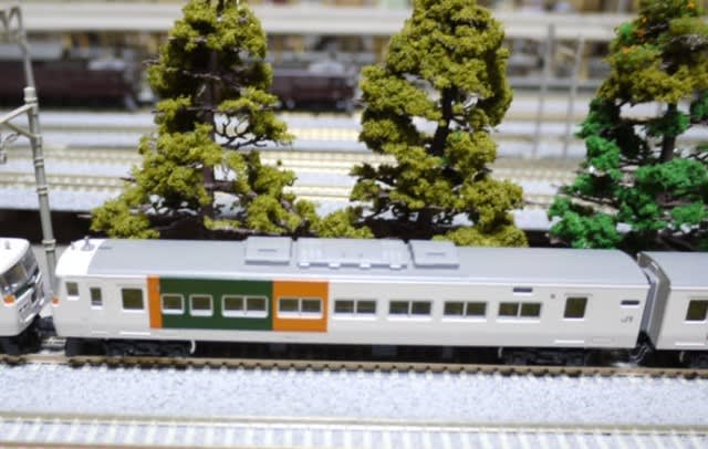 KATOの10-224・225・226 185系「踊り子」新塗装を弄る