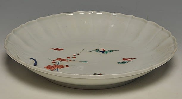 古伊万里柿右衛門様式 色絵梅下人物文輪花七寸皿 - 夜噺骨董談義 古伊万里柿右衛門様式 色絵梅下人物文輪花七寸皿 - 夜噺骨董談義