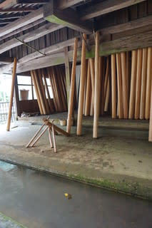 北山杉の里」での丸太磨き。艶やかな木肌を生み出す伝統の技