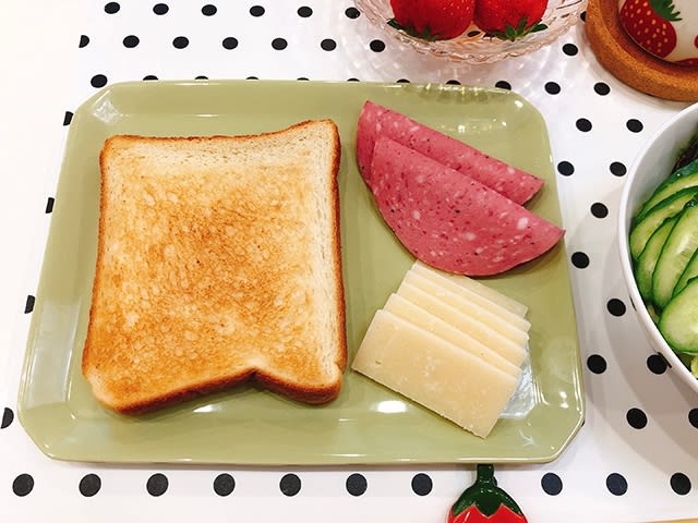スーパーのサラミハムで トーストの朝ごはん まこの食いしん坊日記