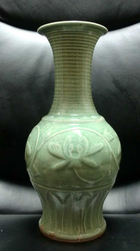 蘭図陽刻三田青磁花瓶 - 夜噺骨董談義