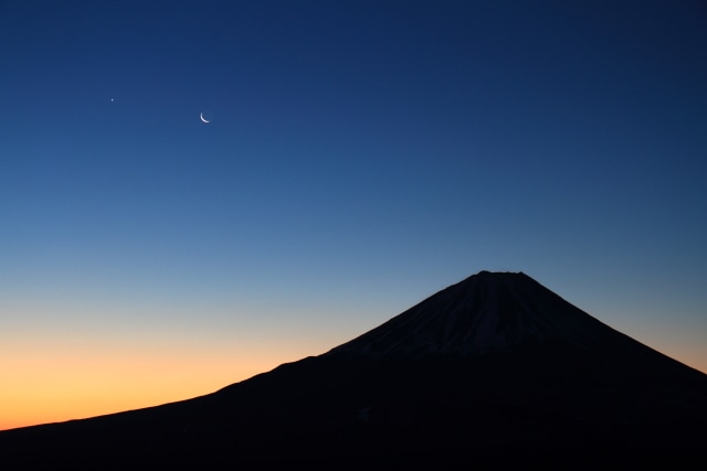 近景のやま 寝待月のふたり (月齢 18.18) ・ The bright red moon and