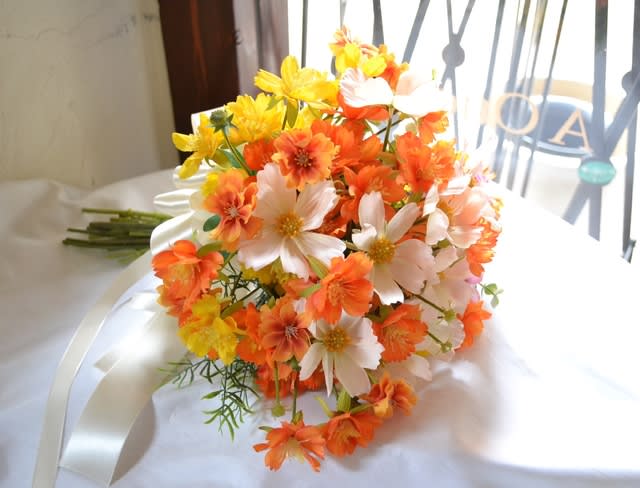 コスモスのクラッチブーケ 福岡 博多 ウエスト アッシュ の造花装飾 ギフトフラワー ブーケのご紹介