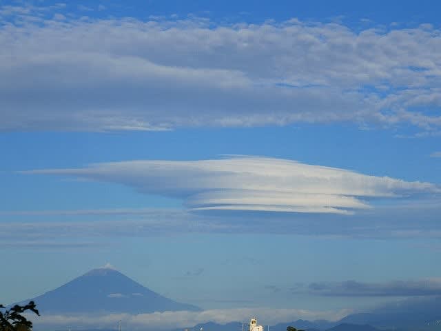 満点の まるでUFO？巨大なレンズ雲と秋の富士 - 庭先の四季 芸術写真