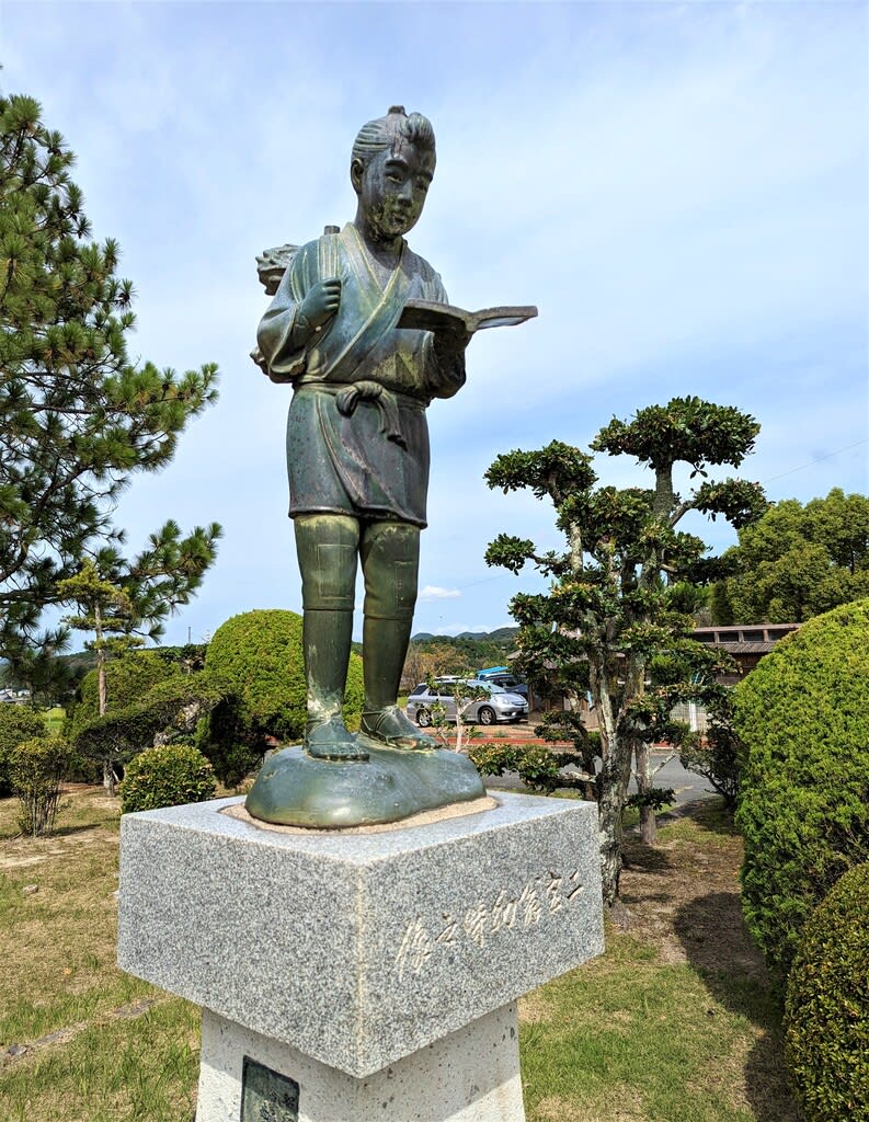ともにイケメンの二宮金次郎像 - ふるさと加東の歴史再発見