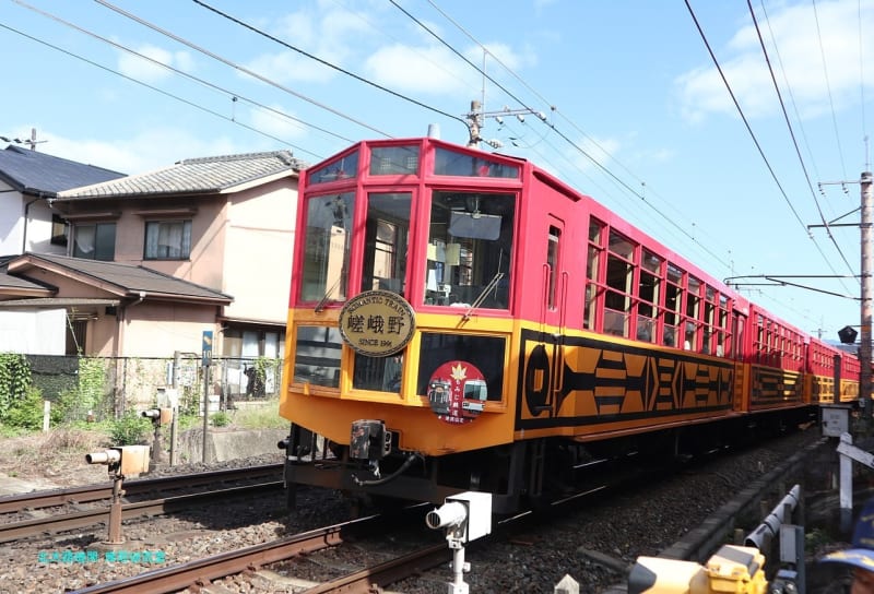 京都幕間旅情】嵯峨野観光鉄道DE10ディーゼル機関車,トロッコ列車はトキ25000形無蓋貨車改造客車 - 北大路機関