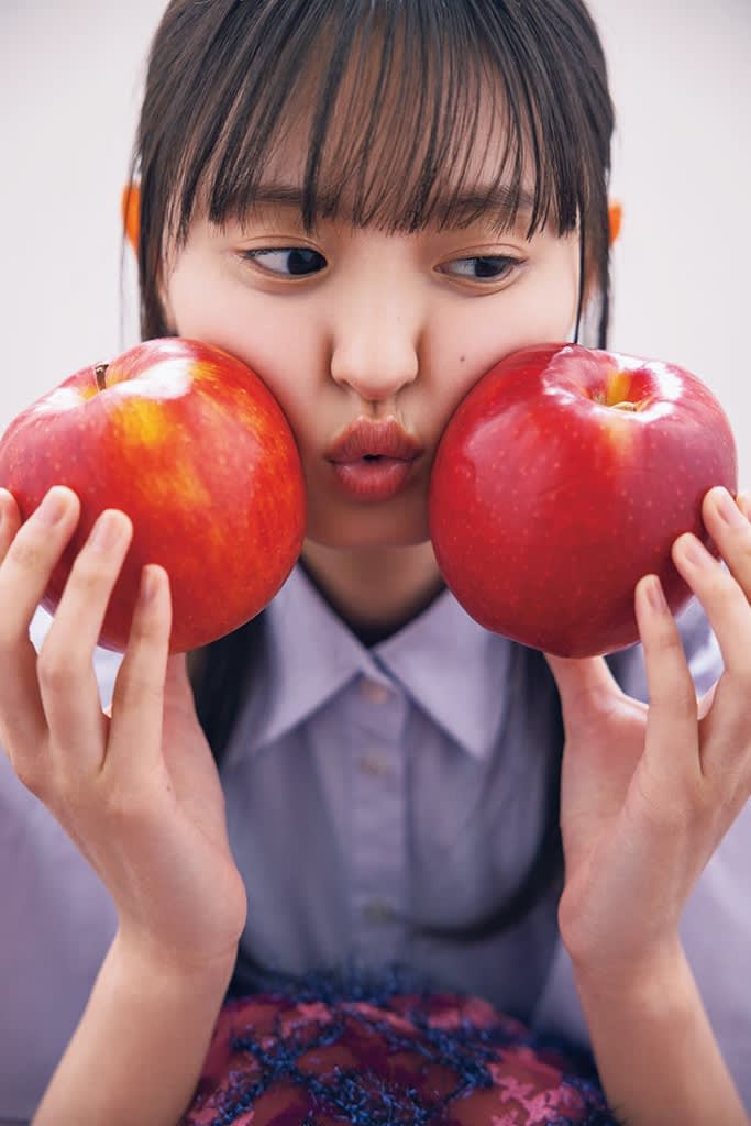 乃木坂46遠藤さくら、可憐な“桜”カット 1st写真集から解禁 - AKB48