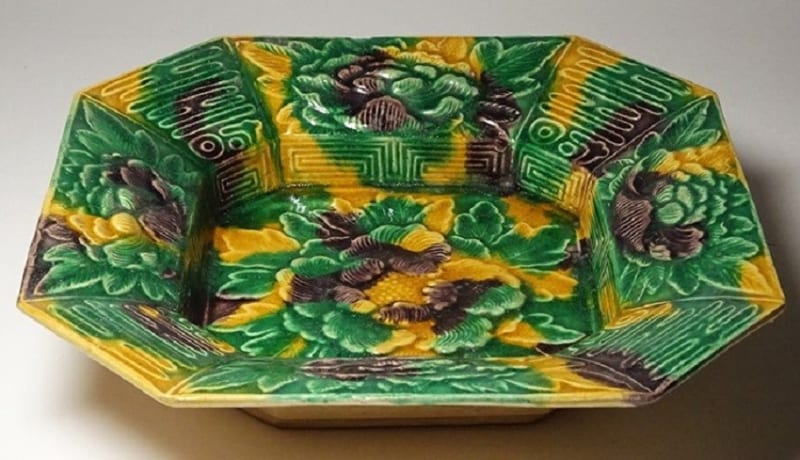 伝淡路珉平焼 三彩陽刻牡丹図平鉢 - 夜噺骨董談義 伝淡路珉平焼 三彩陽刻牡丹図平鉢 - 夜噺骨董談義