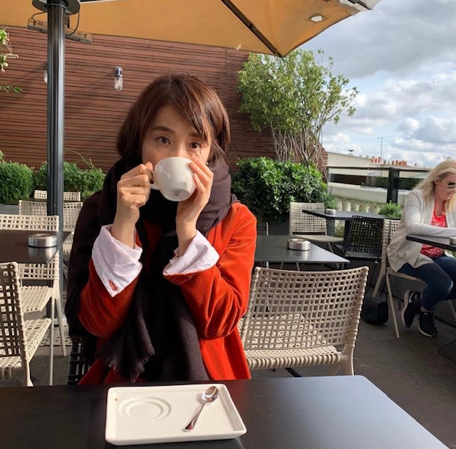 石田ゆり子さん - コバルトブルーのような風に包まれて
