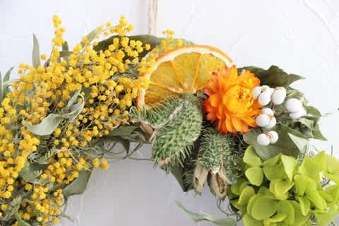 ミモザとオレンジの貝殻草　ドライフラワーハーフリース キッチンリース（Mother's smile) - hana design ✲゜シアワセイロニ