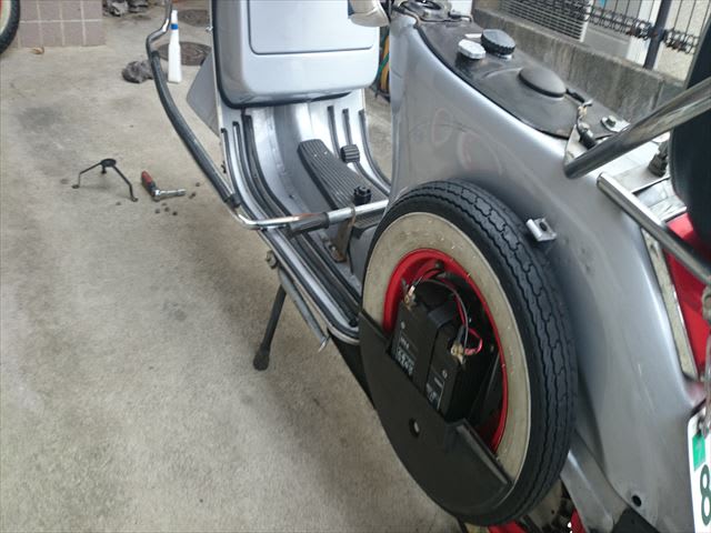ベスパへ新タイヤ取り付け＆修理 - Vespa & Fishing