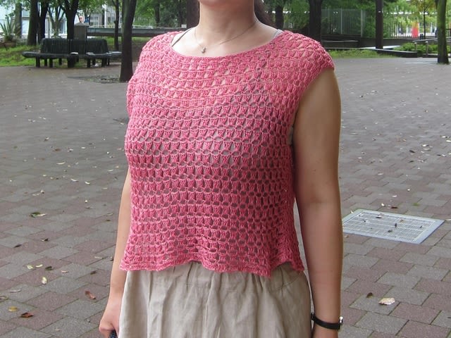 HAND KNIT・袖口や裾まわりにモチーフをあしらった賑やかなサマーセーター すっごい