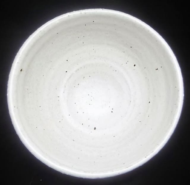 粉引風茶碗 虎渓山水月窯(荒川豊蔵作) 真作と贋作の二点 - 夜 粉引風茶碗 虎渓山水月窯(荒川豊蔵作) 真作と贋作の二点 - 夜