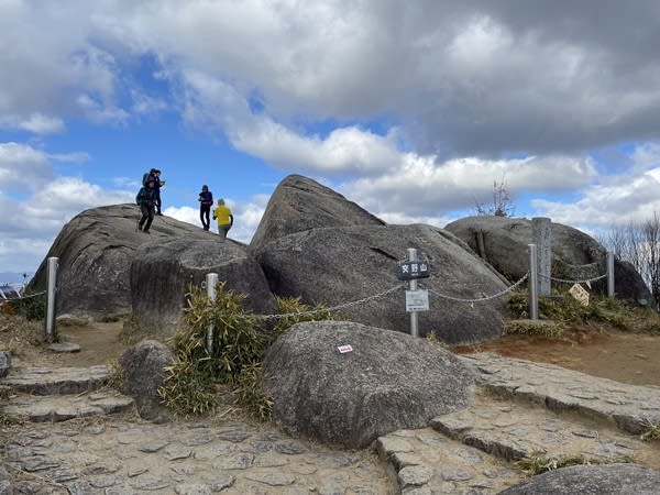 日本限定 交野山の観音岩と三宝荒神～山頂の巨石と絶景ビュー～ - 僕は 置物