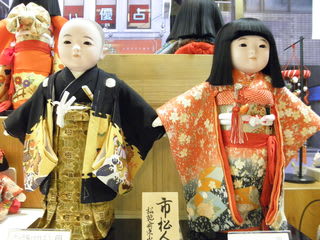 銀座で見つけた市松人形の専門店『銀座 かぶきや』。お着物や 銀座で見つけた市松人形の専門店『銀座 かぶきや』。お着物や