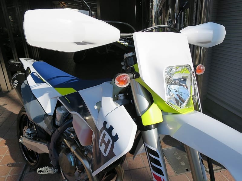 2021MY Husqvarna FE250 SUPER MOTO仕様 HUSKYカラーが目立ち 2021MY Husqvarna FE250 SUPER MOTO仕様 HUSKYカラーが目立ち