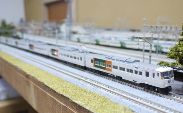 KATOの10-224・225・226 185系「踊り子」新塗装を弄る