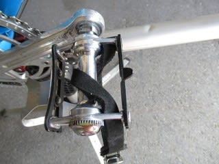 ロードレーサーに ペダルを取り付ける Campagnolo SUPER LEGGERI ロードレーサーに ペダルを取り付ける Campagnolo SUPER LEGGERI