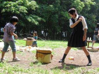 女子高生vs小学生 冒険遊び場 プレーパーク たごっこパーク 女子高生vs小学生 冒険遊び場 プレーパーク たごっこパーク