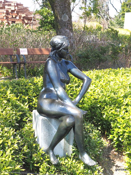 彫刻の森美術館⑥ 早春の野に展開するエミリオ・グレコの女性像