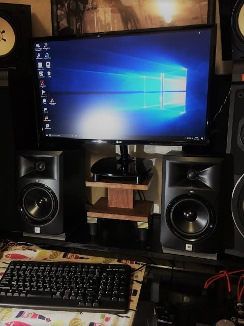 JBL LSR305 - Guitars On Broadway JBL LSR305 - Guitars On Broadway