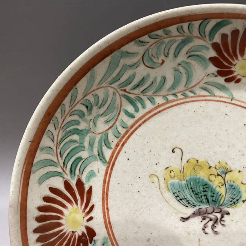 氏素性の解らぬ作品 古伊万里(古九谷) 草花文蝶図初期赤絵五寸 氏素性の解らぬ作品 古伊万里(古九谷) 草花文蝶図初期赤絵五寸