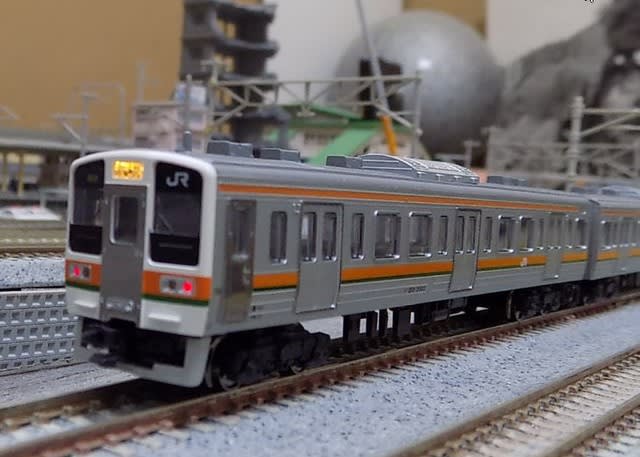 KATOの10-517/518/519 211系2000番台 15両編成を見る KATOの10-517/518/519 211系2000番台 15両編成を見る