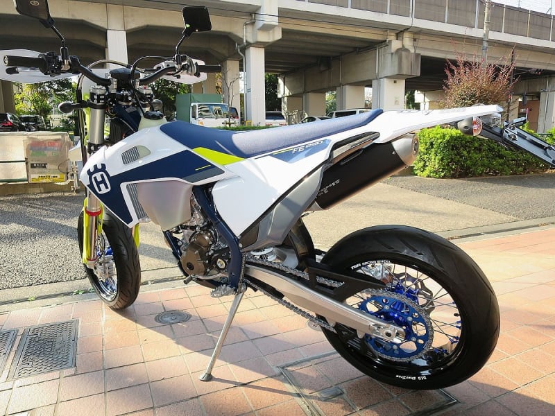 2021MY Husqvarna FE250 SUPER MOTO仕様 HUSKYカラーが目立ち 2021MY Husqvarna FE250 SUPER MOTO仕様 HUSKYカラーが目立ち