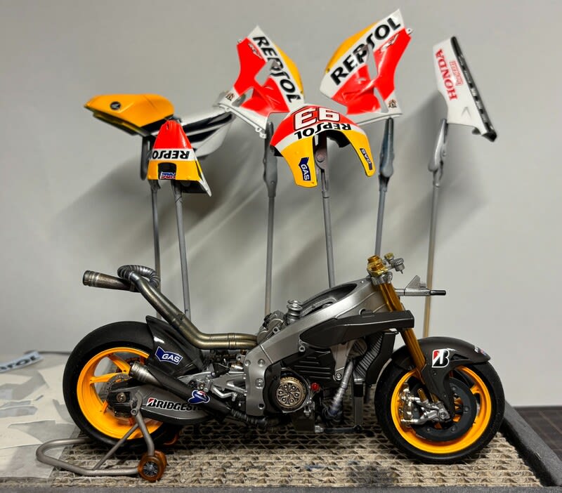 タミヤ 1/12 レプソルホンダ RC213V '14 製作記 - 松輪で10キロ タミヤ 1/12 レプソルホンダ RC213V '14 製作記 - 松輪で10キロ