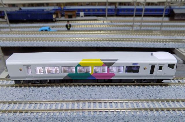 KATOの10-433/434 E257系「あずさ/かいじ」の床下を交換