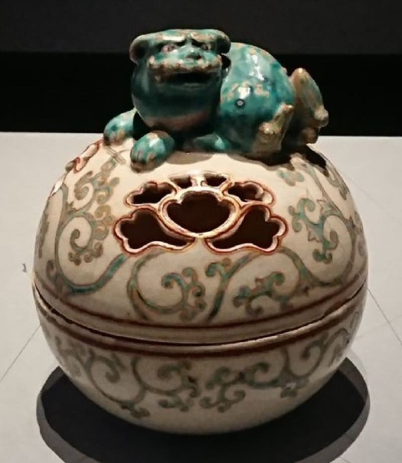 古清水焼? 九谷焼? 鞠上獅子色絵香炉 - 夜噺骨董談義 古清水焼? 九谷焼? 鞠上獅子色絵香炉 - 夜噺骨董談義