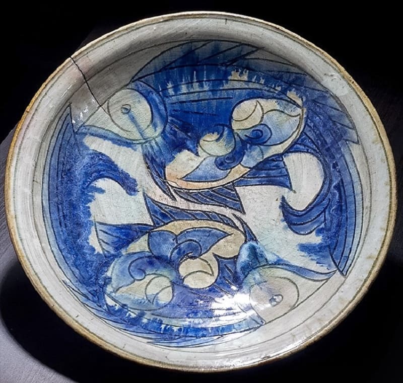 壺屋焼 白化粧地呉須魚海老文大皿 金城次郎作 - 夜噺骨董談義