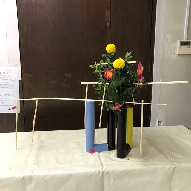 181109 作楽会 いけばな 草月流 99-① オガラ・サザンカ・菊 181109 作楽会 いけばな 草月流 99-① オガラ・サザンカ・菊