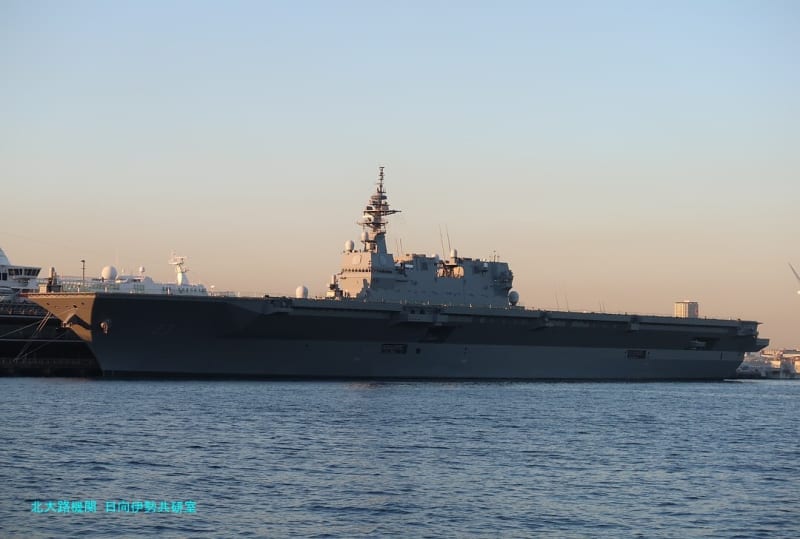 危険な機雷捜索に活躍する水中無人機「OZZ-5」の画像を海上
