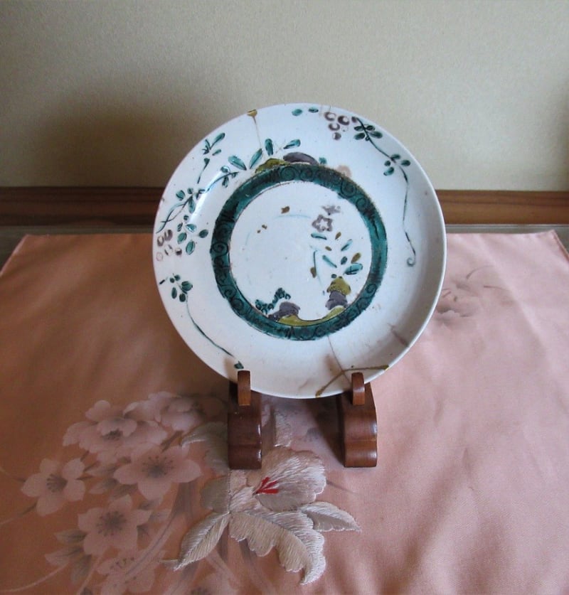 氏素性の解らぬ作品 古伊万里(古九谷) 草花文蝶図初期赤絵五寸 氏素性の解らぬ作品 古伊万里(古九谷) 草花文蝶図初期赤絵五寸