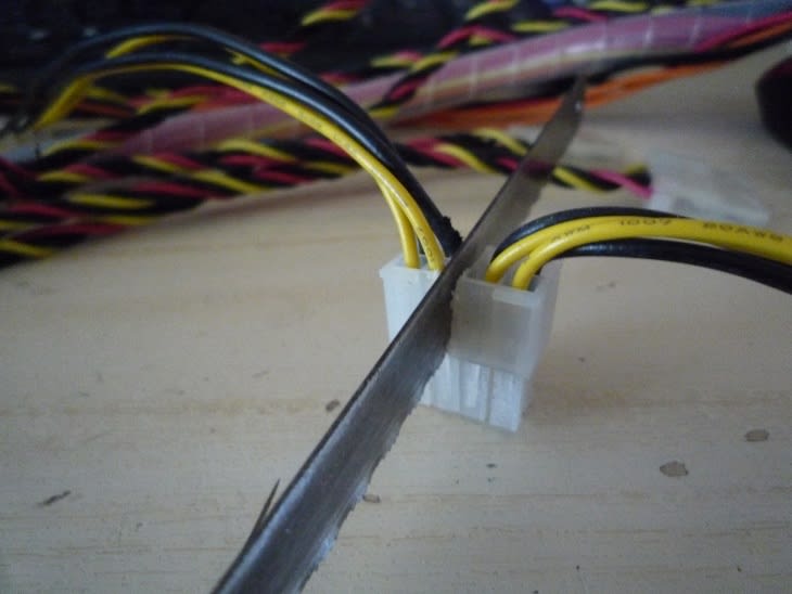 Atx電源のピンコネクタ を 24ピン用に改造してみました 私のpc自作部屋 Atx電源のピンコネクタ を 24ピン用に改造してみました 私のpc自作部屋