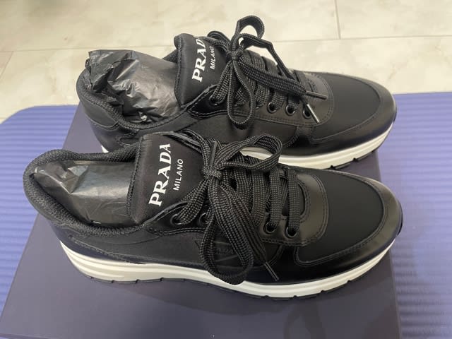 御殿場アウトレット購入　箱、品番ありPRADAホワイトスニーカー細かなスレ掲載 御殿場アウトレット購入 箱、品番ありPRADAホワイトスニーカー