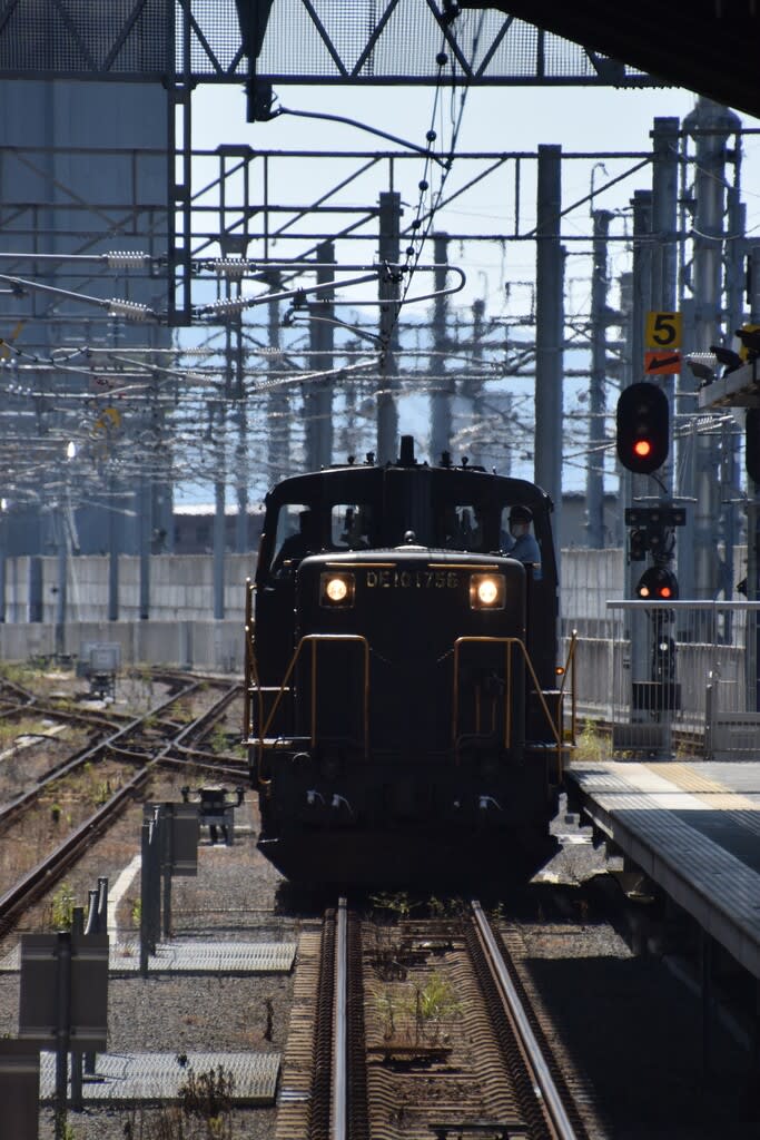 熊本駅構内に進入してきたDE10型ディーゼル機関車 鹿児島 熊本駅構内に進入してきたDE10型ディーゼル機関車 鹿児島