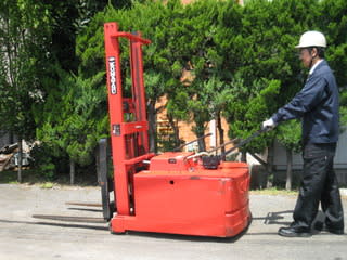 女性でも楽々操作できるフォークリフト（コーターリフト