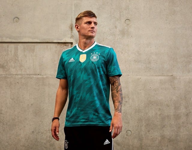 ドイツ代表、2018年W杯のアウェーユニフォームは「伝説の90年