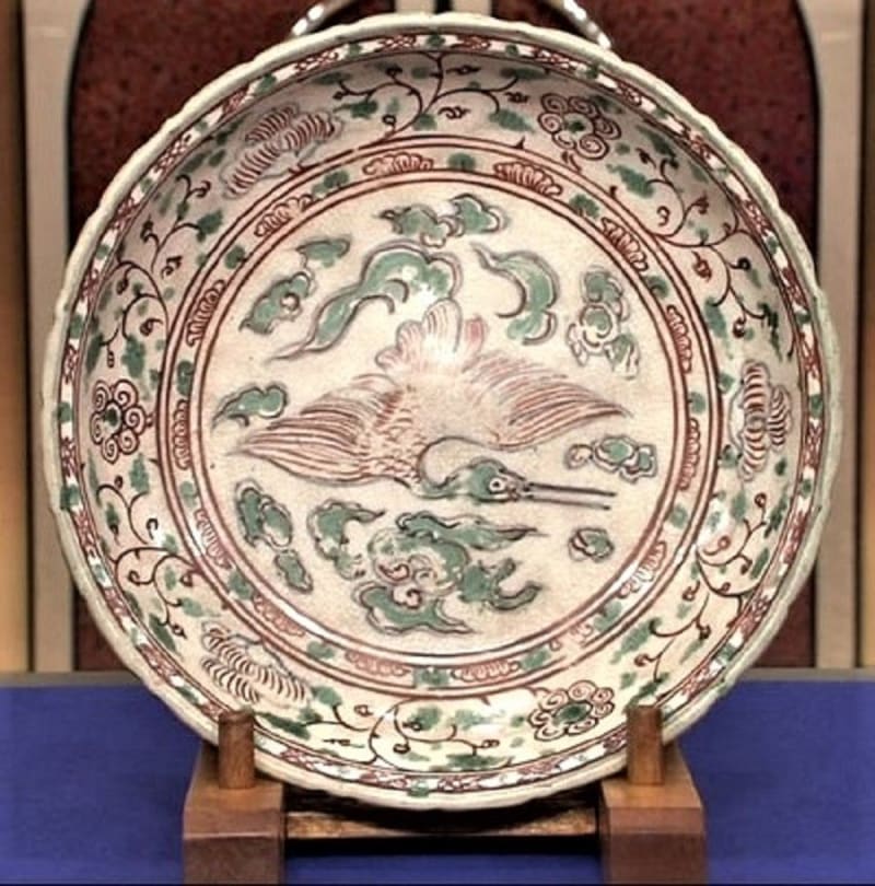 氏素性の解らぬ作品 紅安南？花草文大皿 - 夜噺骨董談義