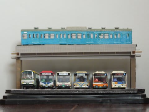 【正規逆輸入品】 Nゲージ鉄道模型とバス模型の展示台-高架下のバス車庫風 草花 - 鉄道模型