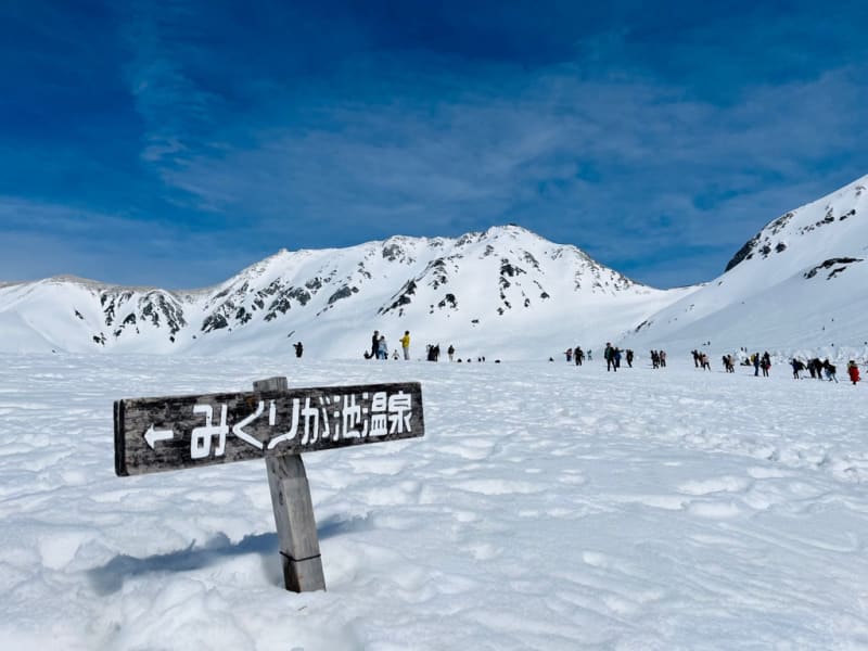 雪に覆われた室堂平の平原