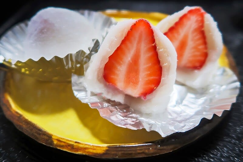 いちご大福 ～つぶ餡・こし餡が好みも、これは白餡に限る