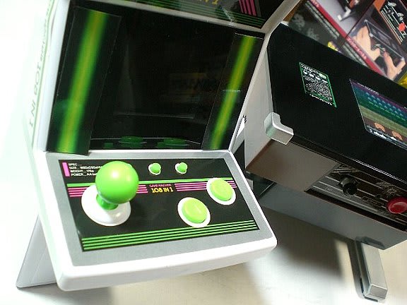 スペースインベーダー ゲーム筐体型バンク・タカラトミー スペースインベーダー ゲーム筐体型バンク・タカラトミー