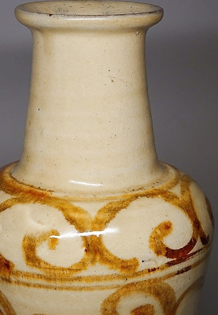壺屋焼 白化粧地鉄絵唐草文花瓶 金城次郎作 - 夜噺骨董談義 壺屋焼 白化粧地鉄絵唐草文花瓶 金城次郎作 - 夜噺骨董談義