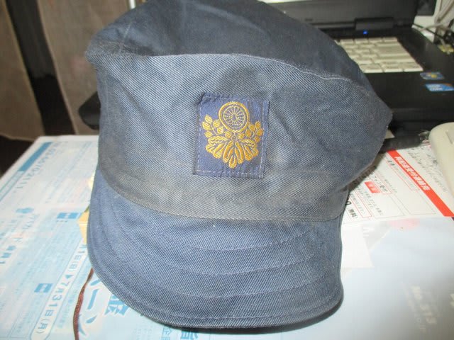 国鉄と思われる制服(上のみ)と帽子3個