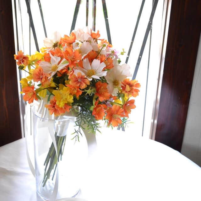 コスモスのクラッチブーケ 福岡 博多 ウエスト アッシュ の造花装飾 ギフトフラワー ブーケのご紹介