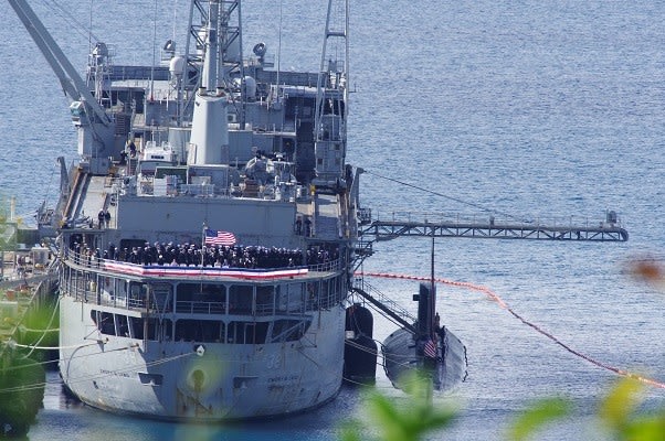 【海外 正規品】 拡散願います】ホワイトビーチ海軍岸壁に潜水艦補給艦と原子力 ワイン